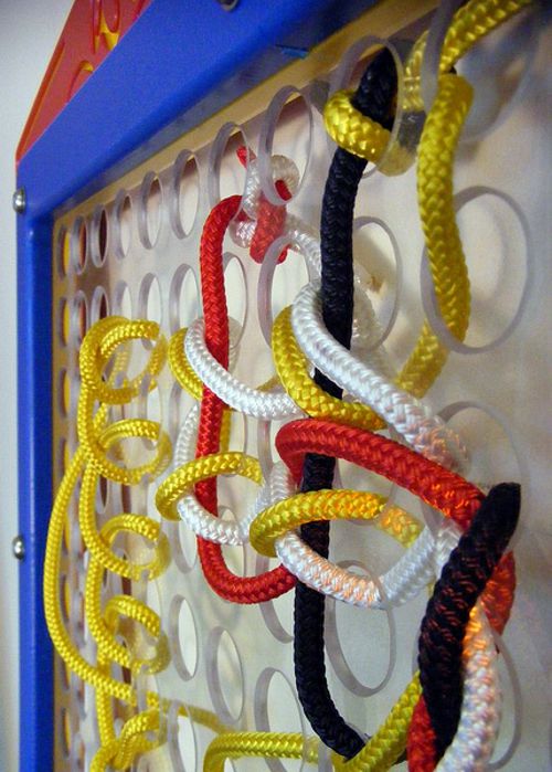 Weaving station with multi-coloured coiled weaving ropes