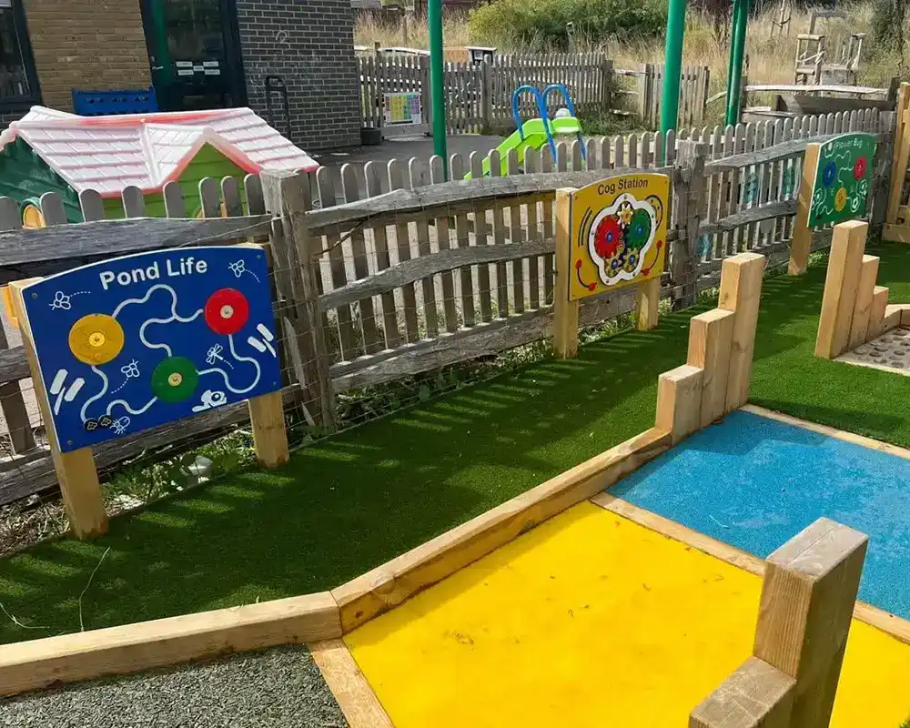 Play Panels - Fun & Games & Sensory - Pond Life, Cog Shaker, Flower Bug