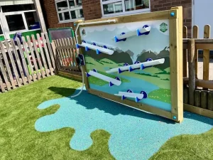 Water wall with splash design